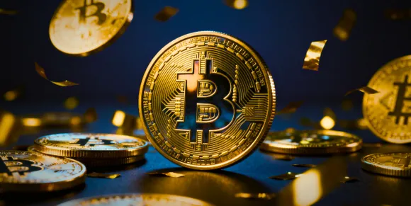 Gouden bitcoins en munten op een donkere tafel